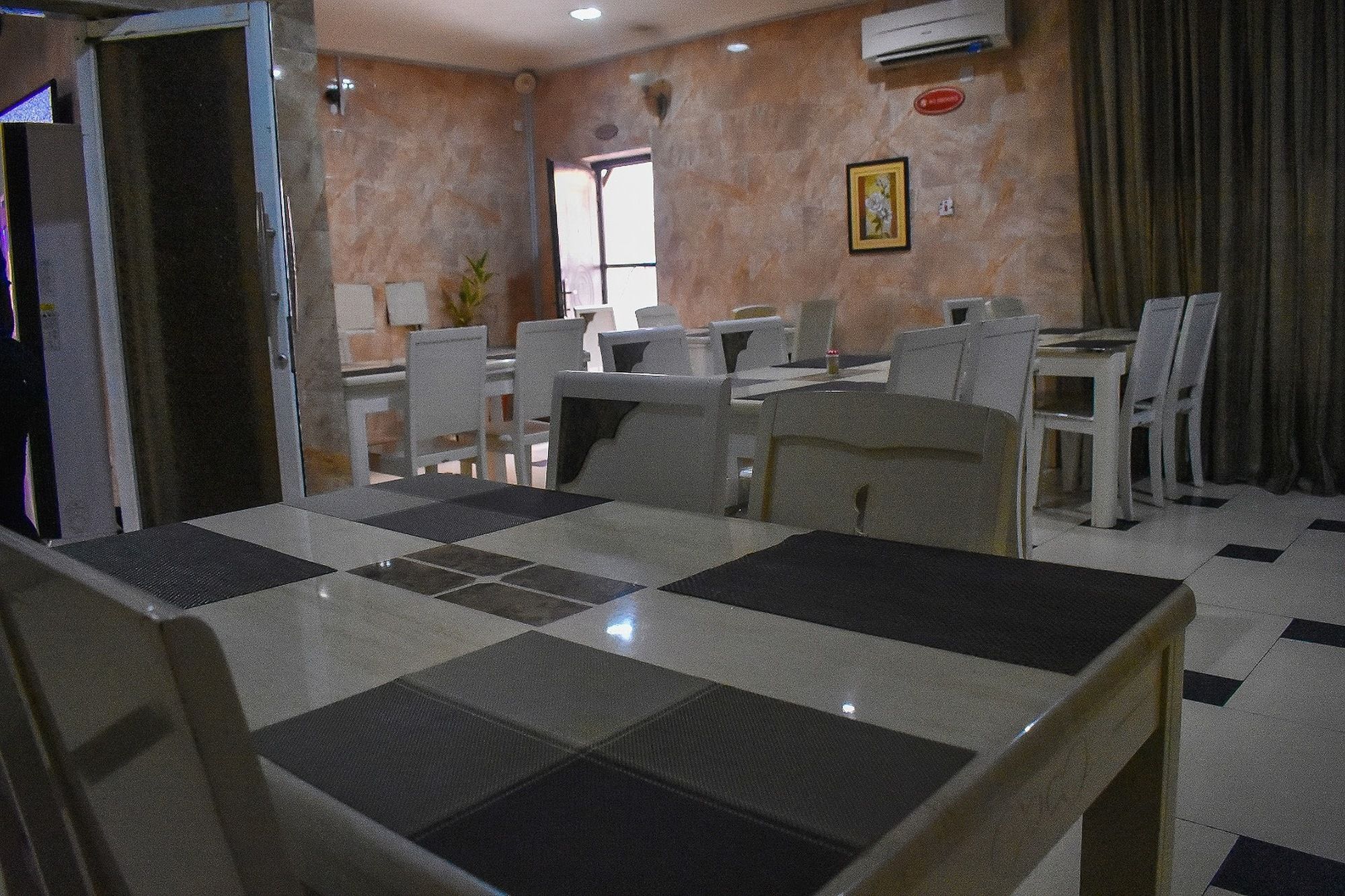 ดูบลินา สวีท Hotel Festac Town ภายนอก รูปภาพ