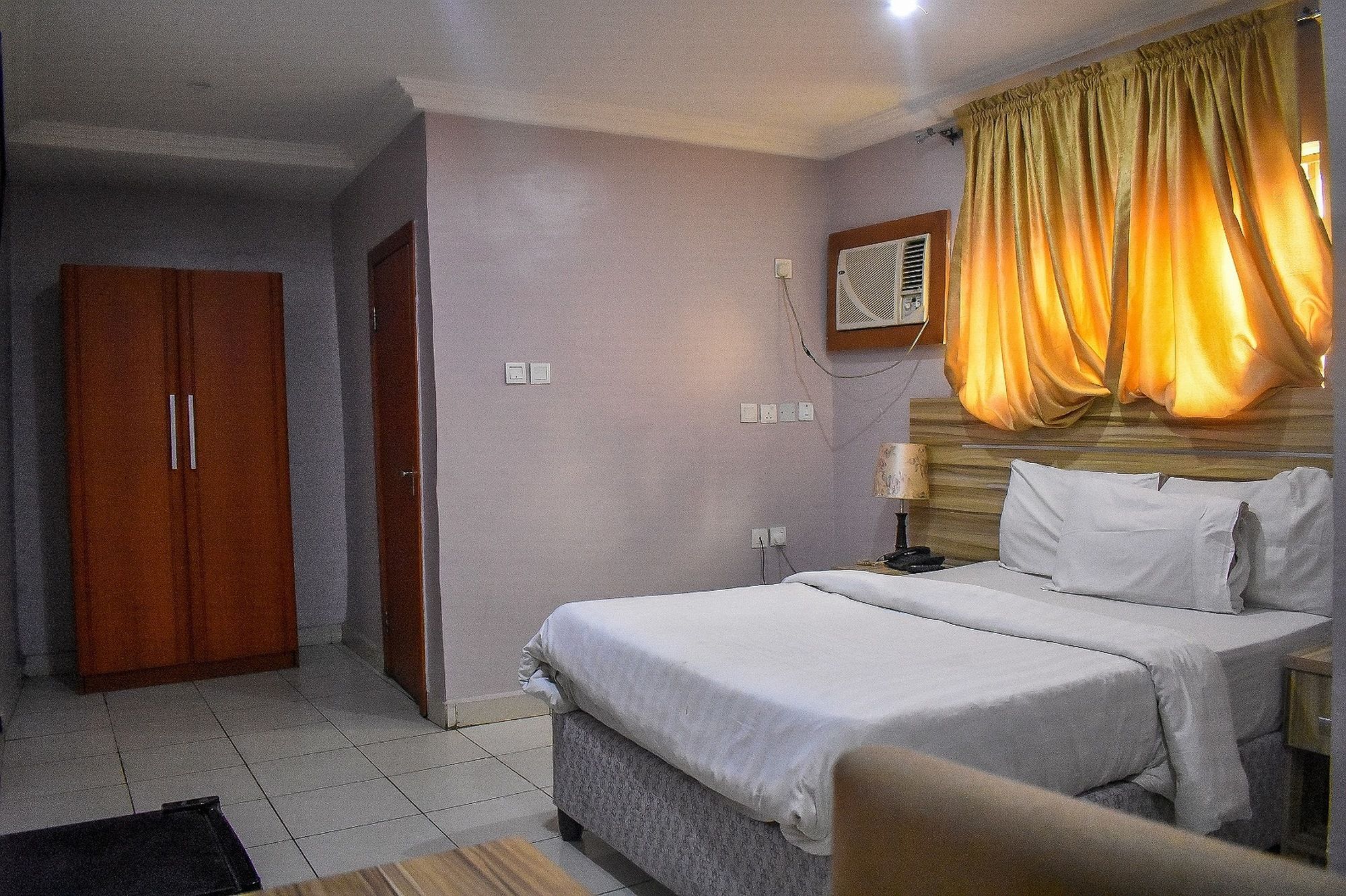 ดูบลินา สวีท Hotel Festac Town ภายนอก รูปภาพ