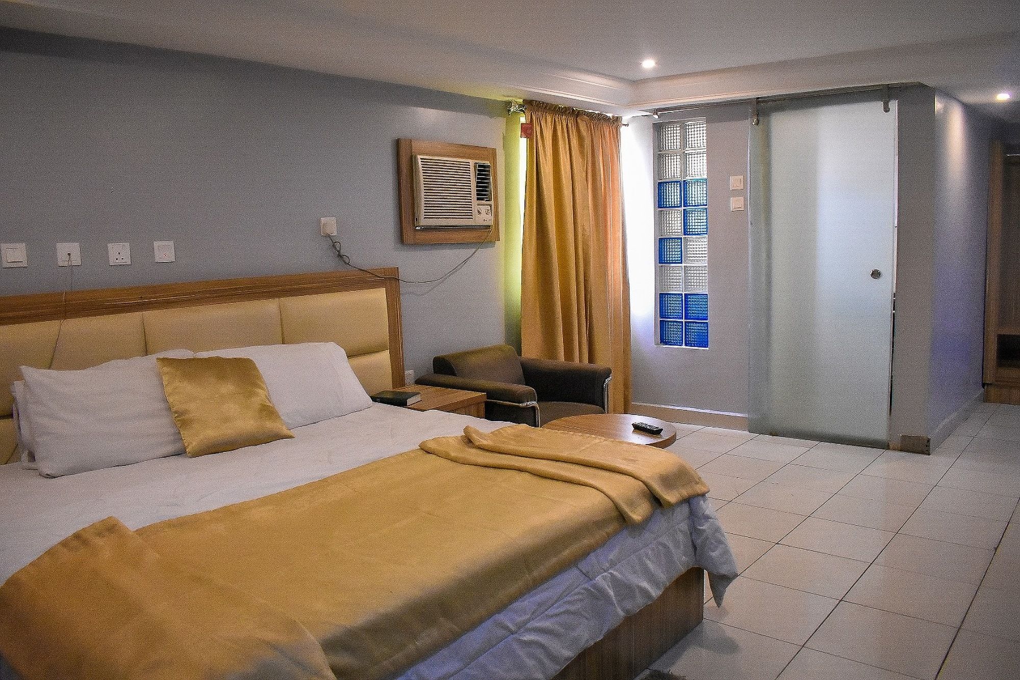 ดูบลินา สวีท Hotel Festac Town ภายนอก รูปภาพ